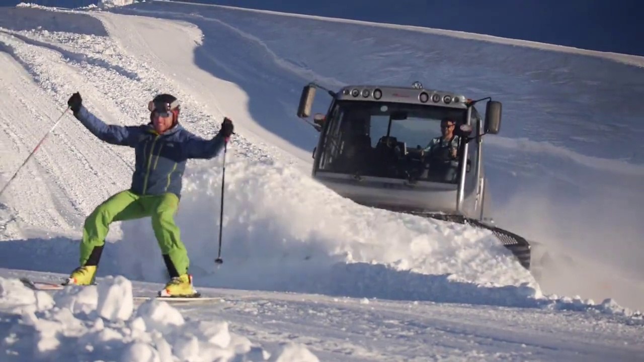 Dylan Florit, le freeskieur qui effectue une belle course poursuite avec le père Noël