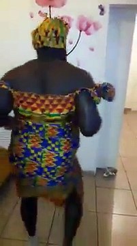 Le délire! Il va vous plier de rire ce danseur!