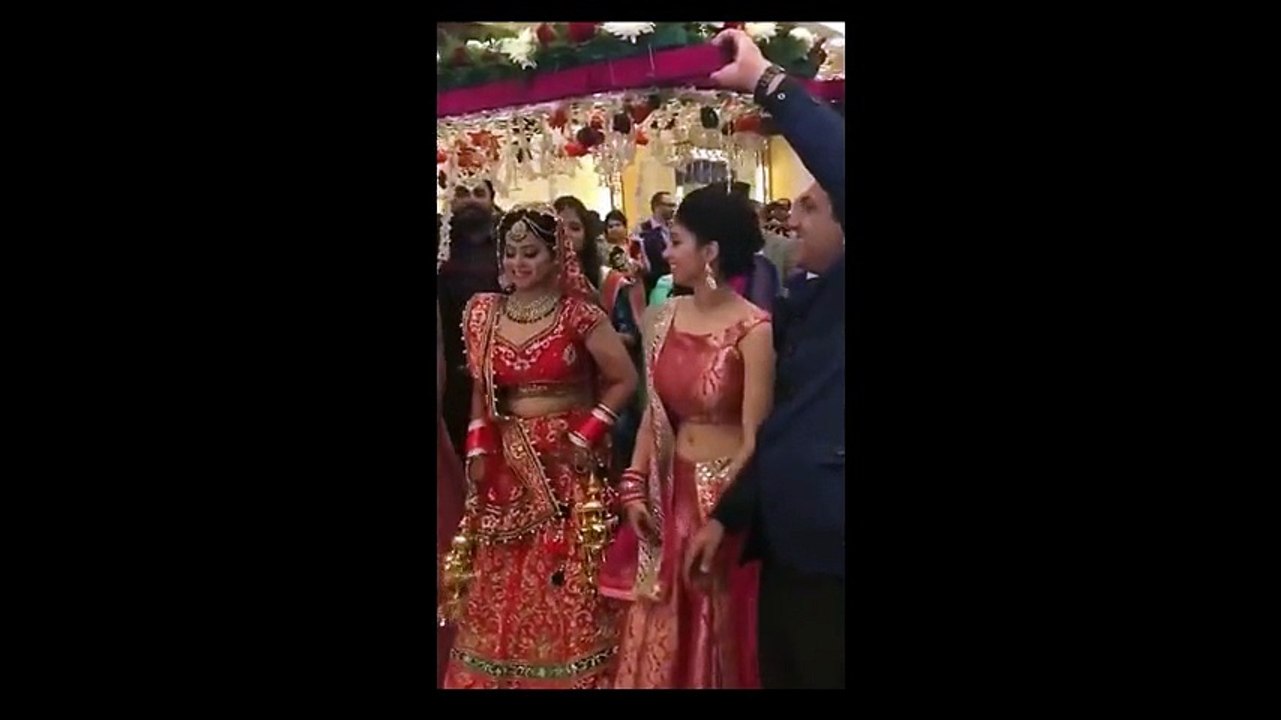 News! Delhi Bride makes a dancing entrance to the Mandap on her wedding day!