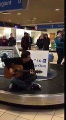 Un jeune pilote surprend sa dulcinée et lui fait une demande en mariage !