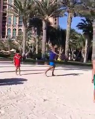 Arturo Vidal fue retado a embocar la pelota en un tacho… Lo consiguió de una manera más difícil