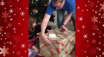 Un chaton se sauve de son paquet cadeau à Noël !