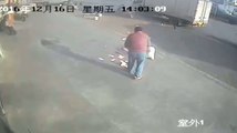 Un homme fait tomber une liasse d'un équivalent de 3000 euros dans la rue.