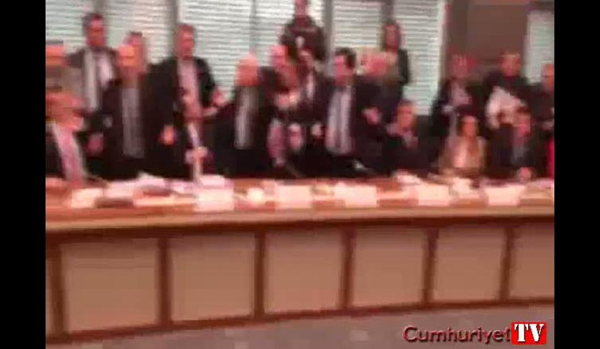 Komisyonda kavga çıktı!  AKP'liler bardağa sarıldı, CHP'li vekili zor tuttular