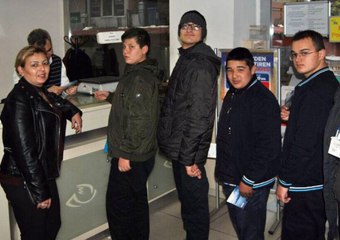 Özel öğrencilerden asker ve polise moral desteği