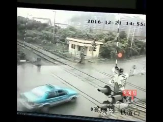 ট্রেনের ধাক্কায় বিধ্বস্ত গাড়ি