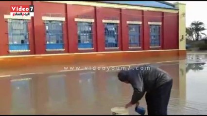 بالفيديو .. مياه الأمطار تغرق فناء مدرسة بدمياط وتصل للمعامل والأجهزة