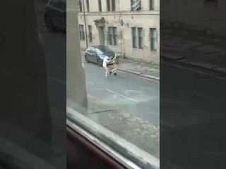 Un homme saute par la fenêtre à moitié nue pour aller se battre avec un autre !