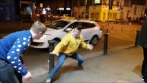 Dans les rues de Dublin deux hommes imitent un combat de Conor McGregor lorsque celui-ci arrive !