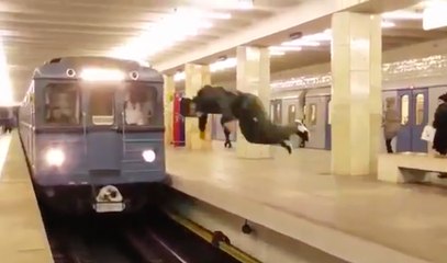 Un jeune Russe casse-cou fait un salto devant un métro qui arrive en gare !