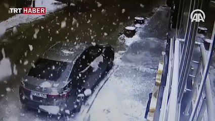 Üzerine kar kütlesi düşen otomobil hurdaya döndü