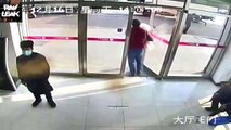 Un homme sort de la banque un sac de billets et fait tomber son sac...
