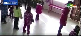 VIDEO/ Edukatorja rreh barbarisht 2 vogëlushet, arsyeja do t'ju habisë!