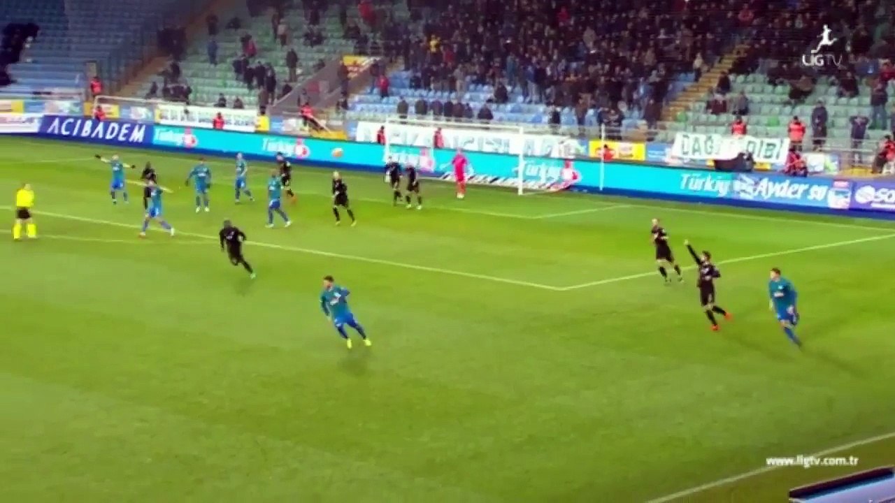 Árbitro marca penálti porque o guarda-redes tocou na bola com a mão