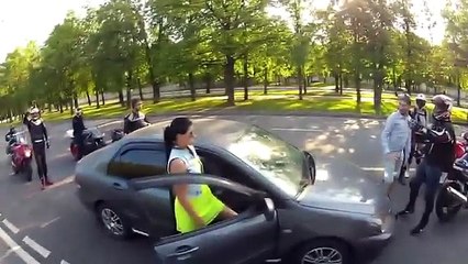 “I rrahin” të dashurin, ajo zbret nga makina dhe ndodh e papritura