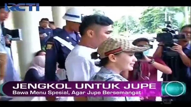 Zaskia Gotik Bawa Jengkol Agar Jupe Bersemangat