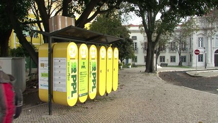 Lockers lighten load for Lisbon's homeless