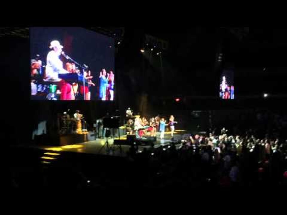 GMA: Sergio Mendes sings Mas Que Nada