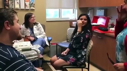 Un homme fait demande en mariage à sa copine qui entend pour la première fois-Q9K5ms4_Muk