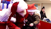 Un Père Noël discute avec un enfant en langue des signes-vG6jY-PiQFA