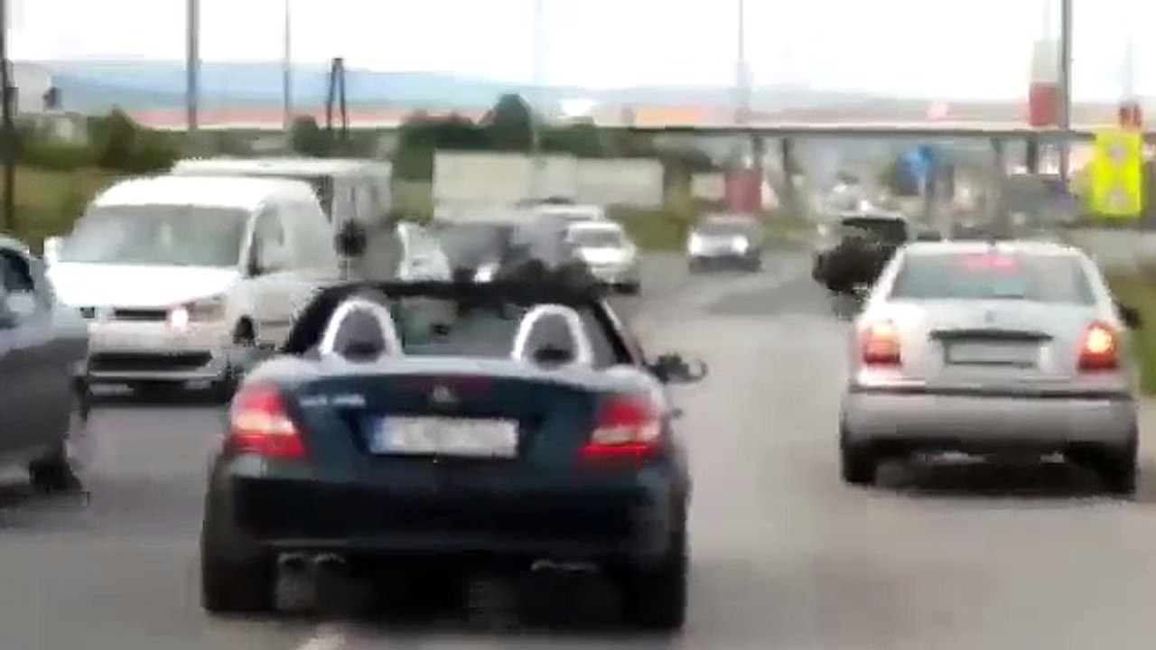 Une Mercedes bloque une ambulance-fJl9AVm5JHM