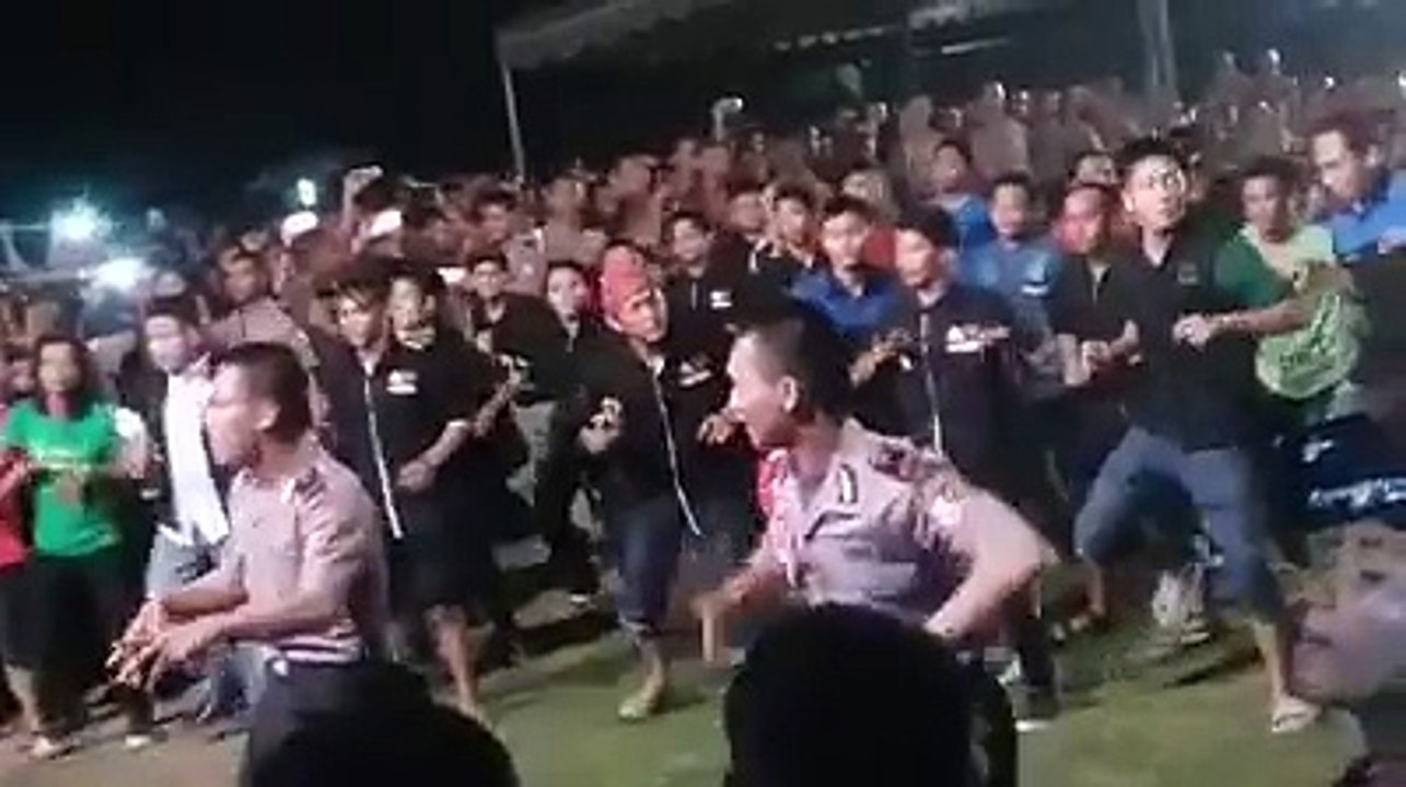 HEBOH POLISI POLISI ini Goyang Damai Temon Holic