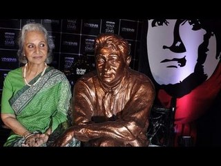 Waheeda Rehman Gets Nostalgic While Unveiling Dev Anand's Statue