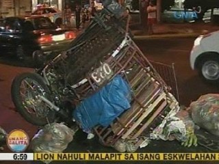 UB: Sako-sakong prutas, nagkalat sa kalsada matapos bumaligtad ang tricycle na may karga nito