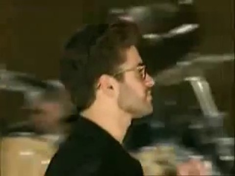 Georges Michael chante Somebody To Love en hommage à Freddie Mercury - Queen