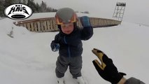 Premier ride en Ski dans la poudreuse à 2 ans pour ce gamin