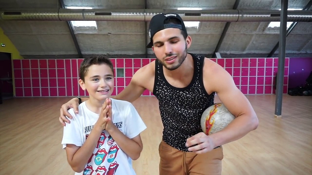 WASS défie SWAN THE VOICE au FREESTYLE FOOTBALL !-FsxMv-h6zR4