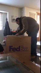 Il pleure comme un enfant en recevant un iMac en surprise