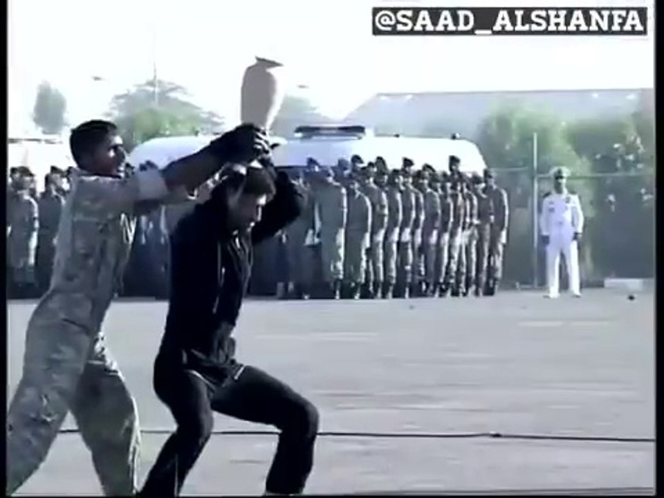 Démo d'arts martiaux ratée, personne casse le vase !