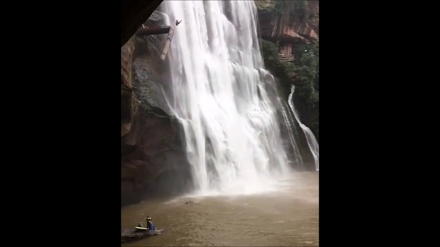 Plongeon incroyable au dessus dune chute d'eau... Magnifique