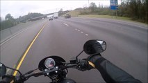 Ce motard n'est pas passé loin de la catastrophe... Chanceux!