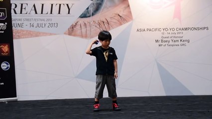 cậu bé nhỏ tuổi chơi yoyo cực pro