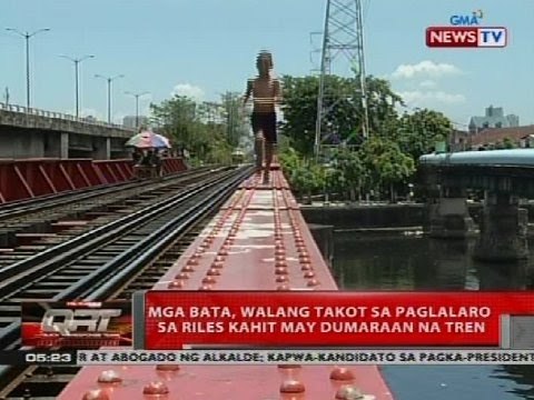 Mga bata, walang takot sa paglalaro sa riles kahit may dumaraan na tren