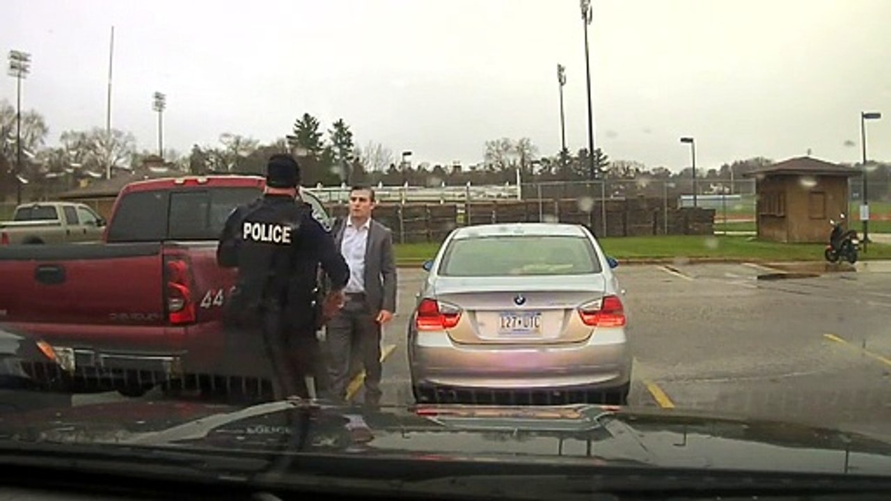 Arrêté pour un excès de vitesse, le policier lui fait son noeud de cravate