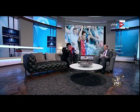 كل يوم- عمر جابر يهدي عمرو أديب تيشيرت بازل السويسري