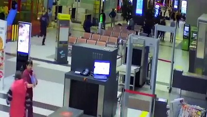 Une voiture folle fait irruption dans un aéroport et sème la panique