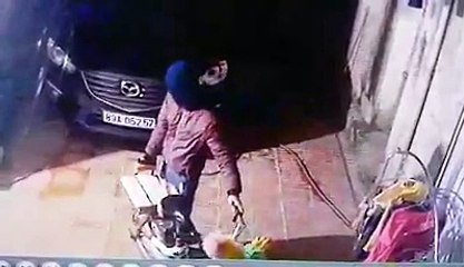 Tên trộm "bá đạo" nhất năm, cướp xe rồi giơ tay khiêu khích chủ nhà