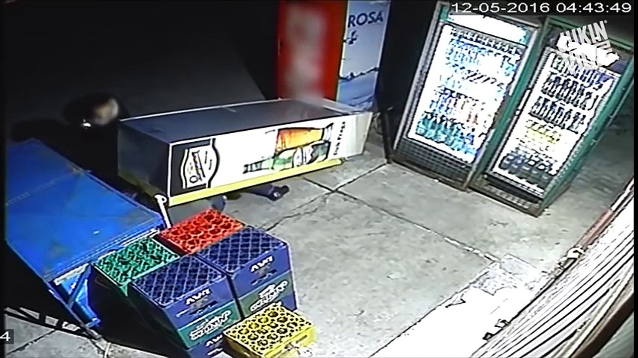 Ces voleurs vont avoir un drôle de surprise en voulant voler de la bière dans un frigo!