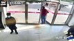 Un homme sort de la banque un sac de billets et fait tomber 3 500 euros dans la rue (Chine)