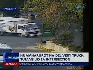 Saksi: Humaharurot na delivery truck, tumagilid sa intersection