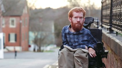 Condamné à vivre sur une chaise roulante, ses amis lui font une chose incroyable.