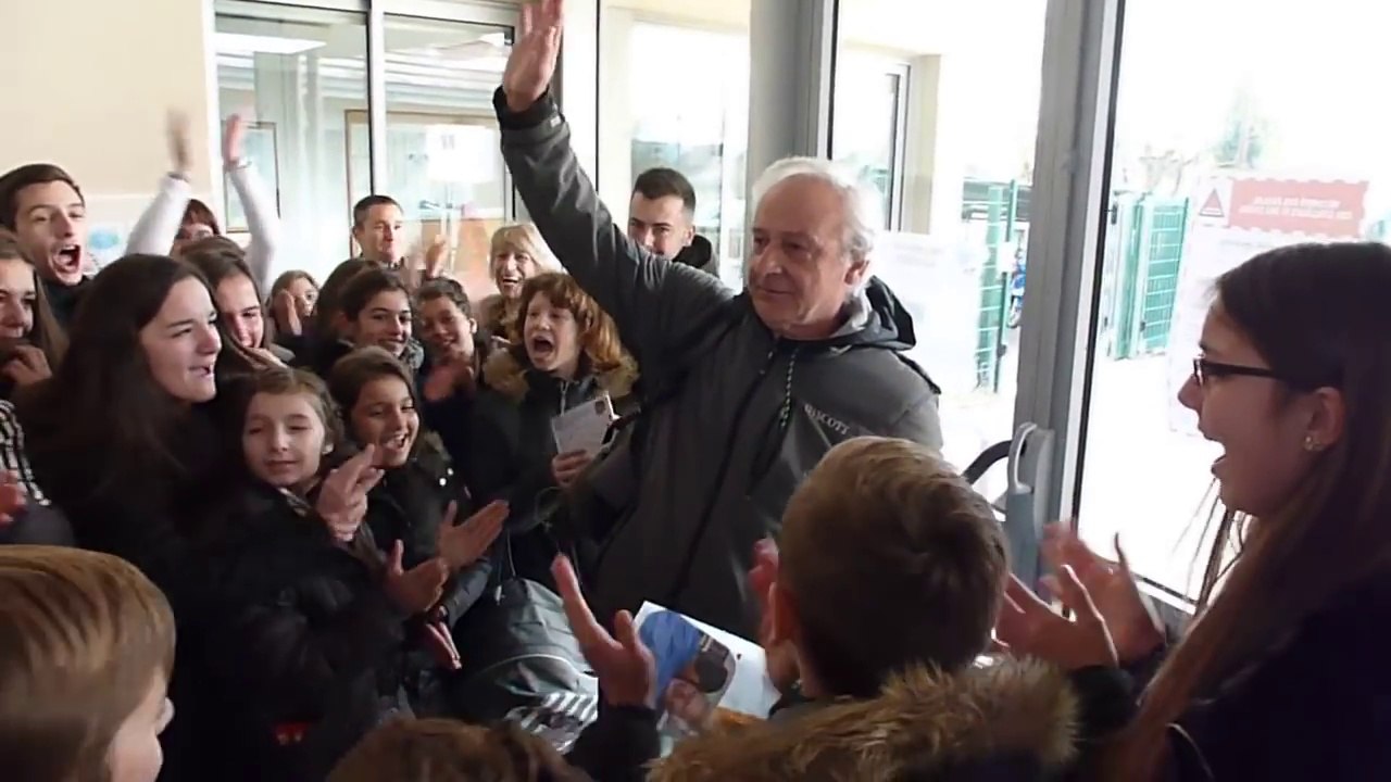 Un Professeur reçoit le plus grand et le plus chaud adieu de 700 étudiants pour son départ à la retraite