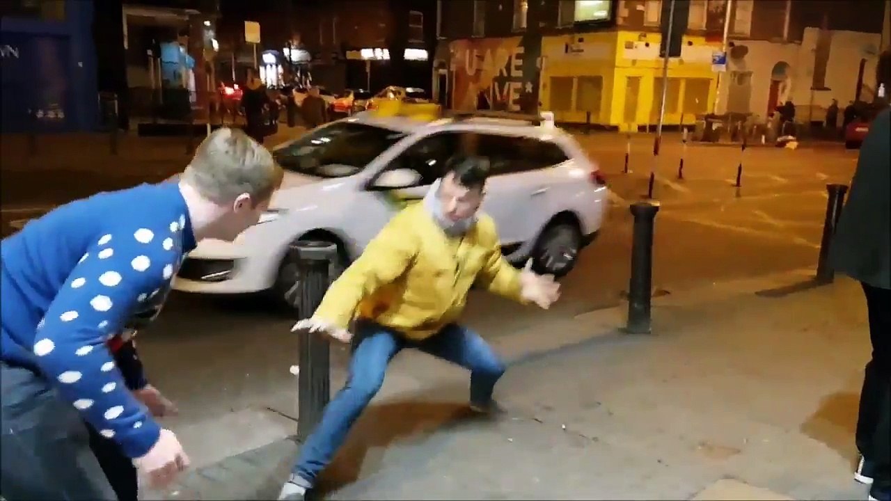 IVRES, ILS IMITENT CONOR MCGREGOR À DUBLIN QUAND LE VRAI DÉBARQUE