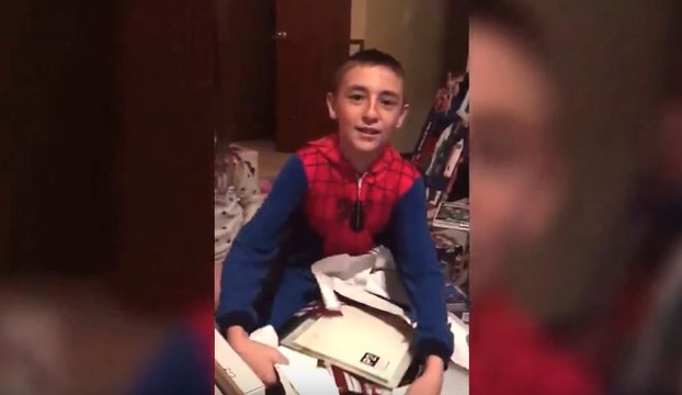 Une vidéo de noël qui fait chaud au cœur : ce petit garçon reçoit un certificat d'adoption