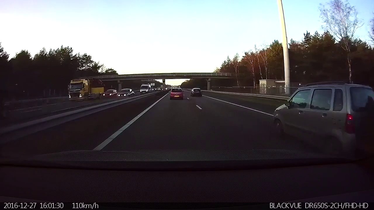 El piloto automático de un coche Tesla predice y esquiva un accidente antes de que ocurra