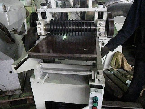 Видео работы машины одновальной, односекционной продольно-поперечной дисковой резки пластов кондитерских масс с подвижны